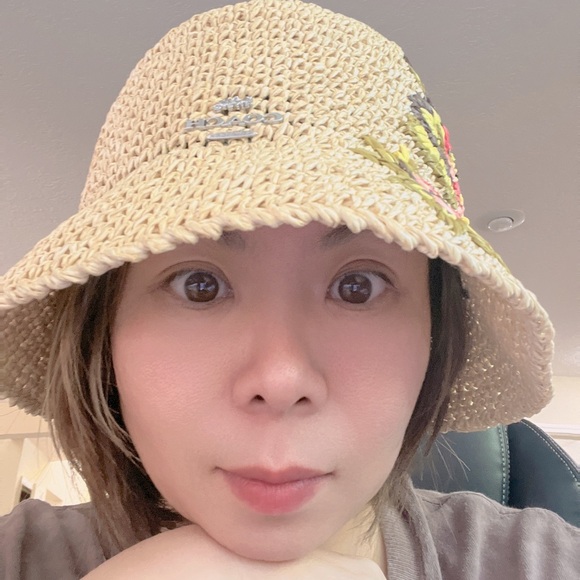 Meet your Posher, Nicole - Picture 1 of 1